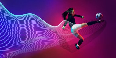 Genç kızın dinamik görüntüsü, hareket halindeki profesyonel futbolcu, soyut neon dalga elementi ile gradyan arkaplana güçlü bir tekme gösteriyor. Spor, yarışma konsepti. Banner, reklam. Modern sanat