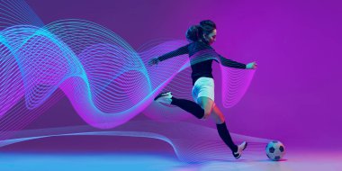 Genç bir kadının arka planı, maç sırasında topla hareket eden futbolcu, neon fütüristik çizgilere sahip gradyan mor arka plana karşı. Spor anlayışı, rekabet. Banner, reklam. Modern sanat