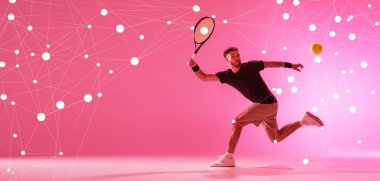 Konsantre adam, hareket halindeki tenis oyuncusu, fütüristik ağ bağlantıları olan pembe arka planda raketle topa vuruyor. Spor anlayışı, rekabet. Yaratıcı afiş, reklam. Modern sanat