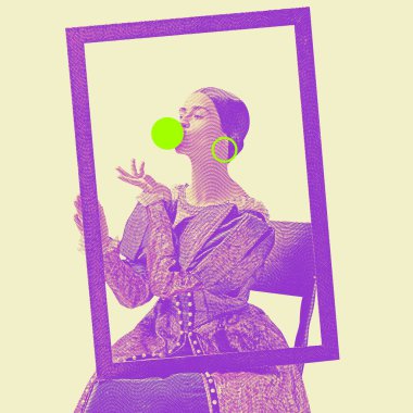 Tarihi ortaçağ kadını zarif bir elbiseyle neon yeşil sakız üflüyor. Çerçevesi mor sınırın zıt taraflarında. Çağdaş sanat. Tarih, çağların karşılaştırılması, modernlik kavramı. Pop sanat tarzı
