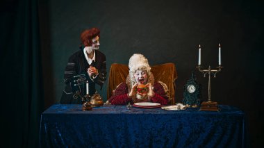 Genç bir adam, peruklu bir kraliyet hizmetçisi, yaşlı bir kadının yanında duruyor, imparatoriçe duygusal olarak hamburger yiyor, eskimiş geçmişine karşı. Tarih kavramı, çağların karşılaştırması, modern fast food.