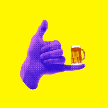 Mor el, sarı arka planda küçük bir bardak bira tutuyor. Çağdaş sanat kolajı. Pop sanat tasarımı, yaratıcılık, hayal gücü, boş zaman, eğlence ve rahatlama kavramı
