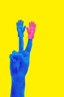 Mavi el barış işareti yapıyor. Her parmağına küçük pembe eller iliştirilmiş. Parlak sarı arka planda. Çağdaş sanat kolajı. Pop sanat tasarımı kavramı, yaratıcılık, hayal gücü, fantezi