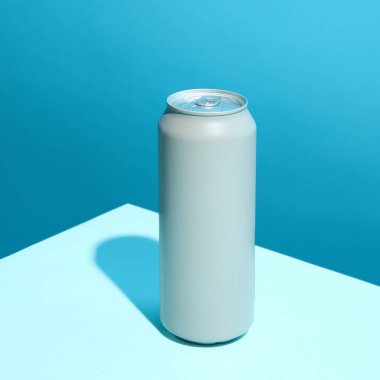 Modelleme. Parlak gri alüminyum bira kutusu, enerji içeceği, parlak mavi arka planda soda. Çeşitli içecekler için marka ve marka tasarımları sergilemek için mükemmel. Taze ve canlı bir estetik.