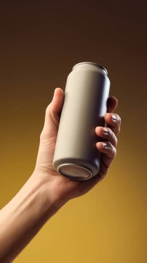 Gösterişli minimalist içecek kutusunu sarı arka planda tutan kişi. Bira, limonata, soda, enerji içecekleri. Markalaşma ve ürün yerleştirme, modelleme.