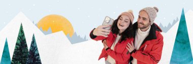 Neşeli çift, arka planda parlayan günbatımı ve şekillendirilmiş ağaçlarla karlı ortamda selfie çekiyor. Sıcak tatil havası. Çağdaş sanat kolajı. Kış tatili kavramı, eğlence ve neşe