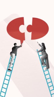 İki meslektaş konuşma balonunu bir araya getirmek için merdivenlere tırmanıyor, takım çalışmasını ve etkili iletişim stratejilerini sembolize ediyor. Hareket etmeyi, animasyonu durdurun. İş kavramı, başarı, büyüme