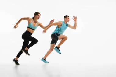 Genç atletik çiftin dinamik görüntüsü, hareket halindeki kadın ve erkek, beyaz stüdyo geçmişine karşı yarışıyor. Dayanıklılık. Spor anlayışı, aktif ve sağlıklı yaşam tarzı, egzersiz, fitness