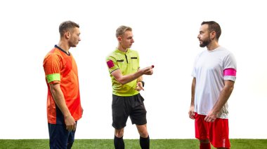 Hakem, beyaz ve kırmızı üniformalı adama kırmızı para veriyor. Rakibi, turuncu üniformalı, beyaz arka planda tek başına duruyor. Spor kavramı, adil oyun, rekabet, kontrol, kurallar