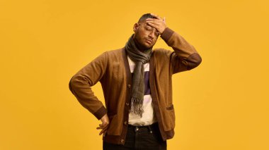 30 'lu yaşlarda, atkı takmış bir Hintli alnına acı dolu bir ifadeyle dokunuyor. Stüdyoda baş ağrısı ve ateşten muzdarip. Hastalık, ilaç, tedavi, sağlık