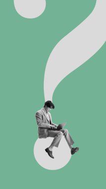 İş adamı dizüstü bilgisayar üzerinde çalışırken büyük soru işaretleri üzerinde oturur, problem çözmeyi, merakı ve karar vermeyi sembolize eder. Çağdaş sanat kolajı. İş anlayışı, stratejik düşünme