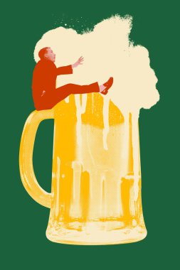 Canlı pop sanat illüstrasyonu. Kocaman bir bira bardağının üzerinde oturan bir adamın ailesi koyu yeşil bir arka plana dökülüyor. Yarıton tasarımı. Bira, parti, kutlama, festival, eğlence kavramı