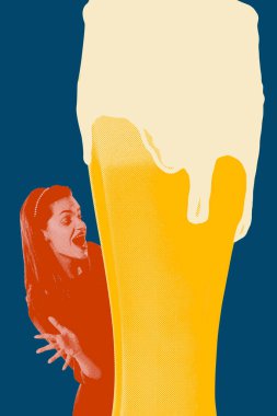 Pop sanatının yaratıcı tasarımı. Mavi arka planda köpüklü bira bardağının yanında duran genç kadın. Yarım ton sanat. Bira, parti, kutlama, festival, eğlence kavramı