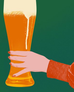 Pop sanat renkli tasarım. Kırmızı çivili, yeşil arka planda köpük dökülmüş bir bardak bira tutan bir el. Yarım ton çizimi. Bira, parti, kutlama, festival, eğlence kavramı