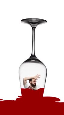 Genç adam kırmızı şarapla cama yapıştı. Erkek alkolizmi ve sorunları var. Kavramsal tasarım. Bağımlılık, alkolizm, tıbbi tedavi, sağlık sigortası kavramı. Hareketi durdur, animasyonu durdur