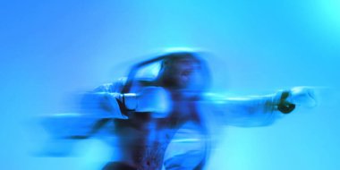 Kavramsal sanat kolajı. Durdurulamaz enerji. Boksör yumruğu, hareket bulanıklığı etkisiyle parlayan mavi ışıklarda güç ve kararlılığı temsil eder. Spor ve hareket kavramı, modern yaşam tarzı. Ad