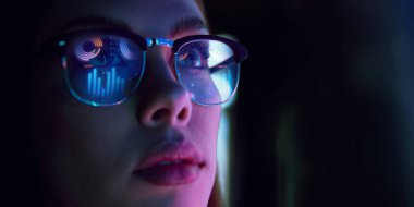 Dijital grafikleri yansıtan, veri analizini, e-ticaret analitiğini ve stratejisini sembolize eden gözlüklü iş kadınlarının yakın çekimleri. İş kavramı, modern teknolojiler, finans, yatırım, dijital pazar