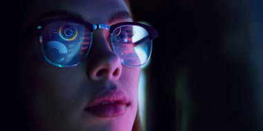 Baro çizelgeleri ve finansal analizleri yansıtan gözlük takan kadınların yakın çekimi profesyonel odaklanmayı sembolize ediyor. İş dünyası kavramı, modern teknolojiler, finans, strateji, satış, pazarlama, kpi