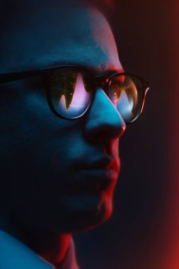 Renkli dijital veri ve grafikleri yansıtan gözlük takan işadamlarının yan profili, yeniliği sembolize ediyor, profesyonel büyüme. İş, teknoloji, finans, istatistik, yatırım kavramı