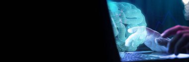 Bilgisayarda yazı yazan ve dijital beyin hologramıyla etkileşime giren kişi. Tıptaki yapay zeka ve tedavi için tıbbi yenilikler. Tıp kavramı, gelecekçilik, gelişmiş teknolojiler.