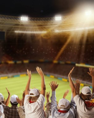 Beyaz şapkalı ve eşarplı yaşlı taraftarlar stadyumda coşkuyla tezahürat yapıyorlar. Arka plan, futbol maçı. Şampiyonluk konsepti, oyun etkinliği, yarışma, turnuva