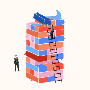 Meslektaşını gözlemleyen işadamı, çok renkli yapıya yapboz şeklinde bir yapboz parçası yerleştirmek için merdivene tırmanıyor. Başarılı proje oluşturuluyor. Takım çalışması kavramı, iletişim, iş