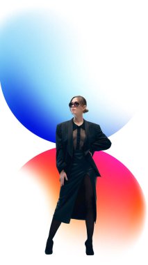 Siyah takım elbiseli, güneş gözlüklü, kendine güvenen ve şık bir genç kadın soyut eğilimli elementlerle beyaz arka plan pozu veriyor. Minimalist web tasarımı, iş portföyü, moda koleksiyonu