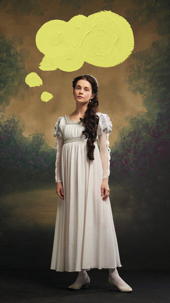 Эмоциональная элегантная молодая женщина в белом платье с желтым речевым пузырем, символизирующим выражение чувств и мыслей. Винтажный фактурный фон. История, сравнение эпох, коммуникационная концепция