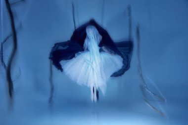 Işığın ve gölgenin arasında dans eden iki balerin gizemli bir ışıltının içinde kaybolurken gerçeküstü ve doğaüstü bale sahnesi. Zarafet, hareket ve doğaüstü güzellik kavramı..