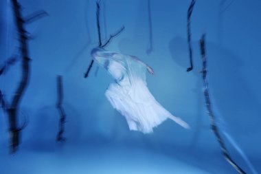 Karanlık ve aydınlık peçeli klasik balerinler, hayaletli bale, unutulmaz bir zarafetle dönen. Işık ve sis gerçeküstü zarafeti artırır. Klasik dansta hareket, fantezi ve doğaüstü güzellik kavramı.