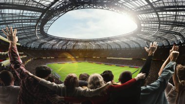 Spor karşılaşması. Futbolun arka görüntüsü, futbol taraftarları kalabalık stadyumda takımlarını alkışlıyorlar. Heyecan, tutku ve birlik. Spor, rekabet, takım desteği, açık hava etkinliği, enerji kavramı.