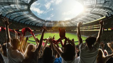 Duygusal futbol hayranları. Büyük stadyumda coşkulu destekçiler eşarp ve kollarla tezahürat yapıyorlar. Oyunun tutkusu. Spor kavramı, duygular, rekabet, turnuva.