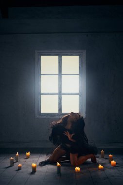 Şeytan çıkarma ayini. Siyah saçlı, şeffaf peçeyle kaplı, yanan mumlarla ve bağırarak çemberin içinde duran korkunç bir kadın. Gizem kavramı, fantezi, korku, Cadılar Bayramı