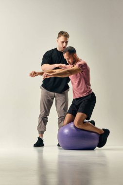 Antrenör, denge topu üzerinde denge kurmayı, temel kasları çalıştırmayı ve beyaz stüdyo geçmişine karşı eğitim sonrası rehabilitasyon için koordinasyon sağlamayı öğretiyor. Spor anlayışı, iyileşme, sağlık hizmetleri
