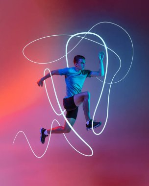 Hareketli erkek koşucunun dinamik görüntüsü, rakip, neon mavisi ve beyaz girdaplar çerçeve yoğunluğu ve hızı gradyan arka plana karşı. Spor kavramı, rekabet, turnuva, oyun.