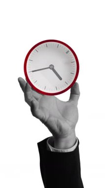 Kırmızı aksanlı minimalist bir saati tutan tek renkli el, zaman yönetimini, aciliyeti ve kontrolü gerçeküstü bir görüntüde sembolize ediyor. Hareket etmeyi, animasyonu durdurun. Teslim tarihleri ve iş kavramı