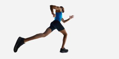 Kaslı, atletik vücutlu, beyaz stüdyo arka planında izole bir şekilde koşan adamın arka açılı görüntüsü. Spor anlayışı, rekabet, dayanıklılık, atletizm, spor yaşam tarzı. Boşluğu kopyala