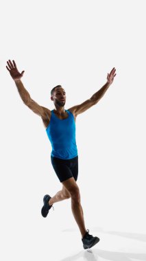 Mutlu adam, hareketli eller ile koşan, beyaz stüdyo arka planında izole edilmiş başarılı sonu kutlayan. Spor anlayışı, rekabet, dayanıklılık, atletizm, spor yaşam tarzı. Boşluğu kopyala