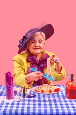 Sarı ceketli yaşlı kadın pembe arka plana gülümserken elinde plastik tarakla spagetti tutuyordu. Pop sanat fotoğrafçılığı. Yaşlı yaşam tarzı, moda, tuhaf güzellik kavramı
