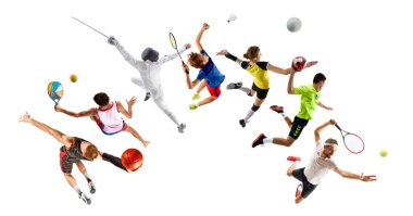 Eskrim, tenis, basketbol ve hentbolcuların orta sahada zıpladığı çok sporlu bir aksiyon. Beyaz arka planda hava perspektifi. Hareket kavramı, mükemmellik ve sporda adanmışlık. Kolaj
