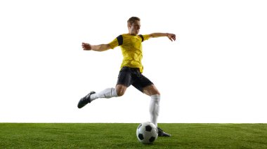 Genç bir adamın düşük açılı görüntüsü, maç sırasında hareket eden futbolcu, antrenman, beyaz arka planda geniş bacağı olan güçlü bir tekme. Spor, rekabet, eylem kavramı.