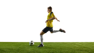 Yandan bakan adamın dinamik görüntüsü, sarı formalı futbolcu ve siyah şortlu koşan ve top süren, beyaz arka planda oynayan. Spor anlayışı, aksiyon, oyun, aktif yaşam tarzı. Reklamlar