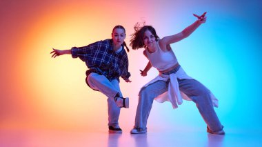 Etkileyici dansçılar, neon ışıklarıyla hiphop dansı yapan, enerjili ve tutkulu dansçılar. Sokak hareketi kavramı, cesur kendini ifade etme, ritim, serbest stil enerji, kentsel kültür.