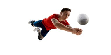 Konsantre genç bir adam, voleybol oynayan bir atlet, büyüyen yetenekler, beyaz stüdyo geçmişine karşı topa vurmak. Spor, rekabet, enerji, güç, aktif yaşam tarzı, kararlılık kavramı.