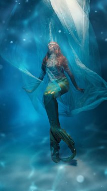 Rüyalarla kaplı. Kızıl saçlı zarif kadın, ışıldayan kuyruklu denizkızı, inci aksesuarlı, mavi arka planda gözleri kapalı dans eden desen gibi dalgalanıyor. Fantezi, sağlık, güzellik kavramı