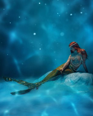 Zarif genç kızıl saçlı kadın portresi, gizemli denizkızı zarif bir şekilde mavi arka planda oturuyor dalgalı desenli. Okyanus sihri, fantezi, mitoloji, sürrealizm, peri masalı kavramı.