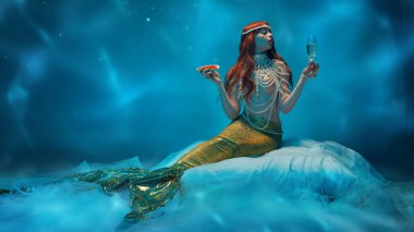 Zarif genç bir kadın, deniz kızı deniz kabuğundan havyarın ve şampanyanın tadını çıkarıyor, parlayan mavi suyu kutluyor. Okyanus lüksü, cazibe, fantezi hikayeleri ve efsanevi güzellik kavramı..