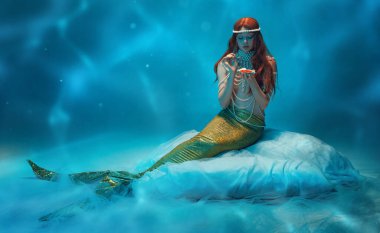 Zarif bir kadın, açık deniz kabuğundan havyar yiyen bir deniz kızı. Parlayan mavi su ve yüzen ışıkla çevrili. Lüks, fantezi, okyanus büyüsü, gerçeküstü güzellik ve mitoloji kavramı..