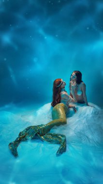 Zarif bir denizkızı incilerle kaplı, narin bir kumaşın üzerinde uzanır, rüya gibi bir okyanus dünyasında kaybolur. Dinginlik, fantezi, zarafet, gerçeküstü sualtı güzelliği ve okyanus mitolojisi kavramı..