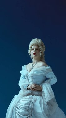 Sonsuz otorite. Yapılandırılmış korse elbiseli barok kadın elleri bağlı oturuyor ve sessiz bir güç yayıyor. Kraliyet portresi, ortaçağ mirası, kadınlık, güç, tarihi moda kavramı..